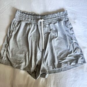 Vuori Boxy Halo Shorts Pale Grey Small